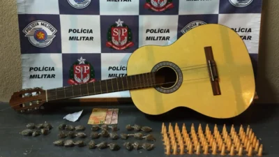 Homem é preso escondendo pinos de cocaína dentro de violão