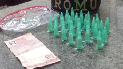 Mulher é presa com drogas no momento em que atendia usuário de cocaína