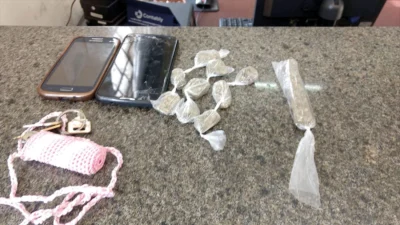 Moça portando maconha tenta fugir de abordagem em bicicleta e leva tombo