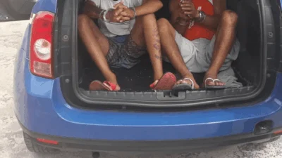 Dois homens são detidos realizando julgamento de acusado de furto