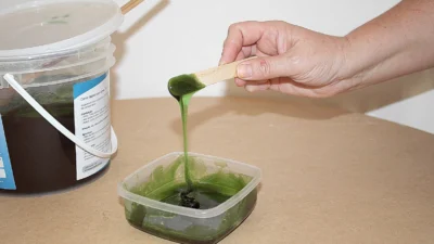 Depilação com cera afina os pelos e diminui chances de inflamações