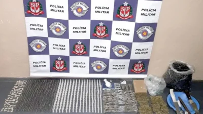 Dupla é presa fumando maconha e preparando drogas para a venda