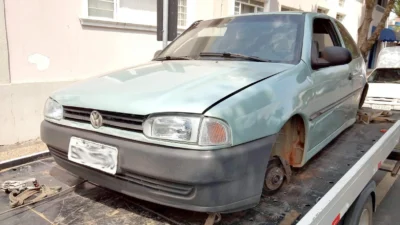 Carro furtado é encontrado abandonado no dia seguinte, mas, sem as rodas