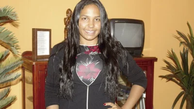 Jovem de 17 anos dedica-se à composição de músicas e sonha em ser cantora