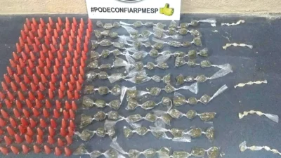 Ajudante é encontrado segurando sacola com drogas em terreno baldio