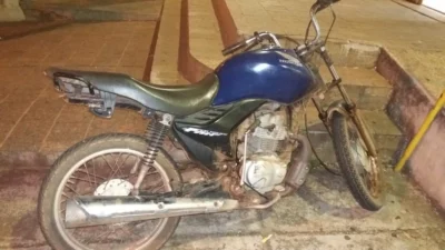 Moto furtada é encontrada pela PM e menores são apreendidos