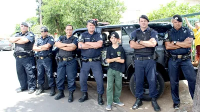 Fãs mirins da Polícia Municipal recebem visita e ganham uniforme da ROMU