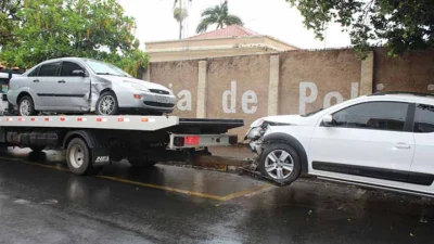 Dois carros se chocam pela Rua Ponciano Tonussi