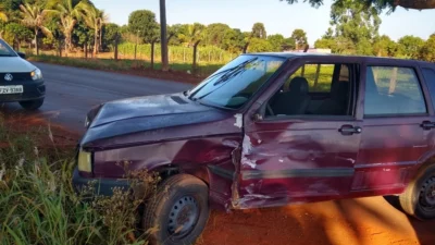 Moto e carro colidem na Vicinal Orlando Kiosia e dois jovens sofrem graves ferimentos