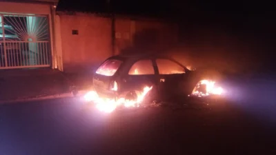 Veículo estacionado é incendiado