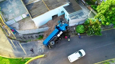 Caminhão de areia perde o controle e bate contra residência localizada  entre João Aranha e Coronel Silva Teles