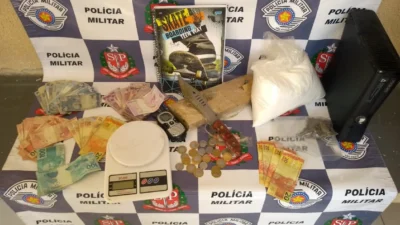 PM apreende entorpecentes, dinheiro e objetos suspeitos no bairro Cidade Alta
