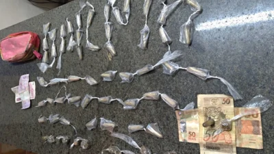 Jovem de 25 anos é detida pela PM com drogas