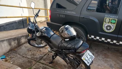 Carro e moto se envolvem em acidente