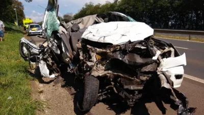 Acidente grave deixa caminhonete destruída