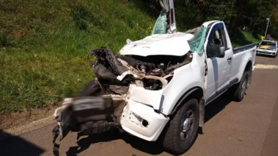 Acidente grave deixa caminhonete destruída