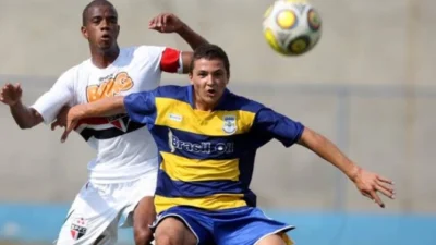 Cosmopolense joga como centroavante em time da Alemanha