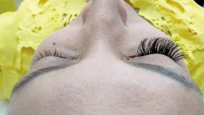 Alongamento de cílios resulta em mais volume com aparência natural