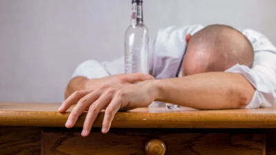 Pais alcoólatras podem causar impactos psicológicos negativos nos filhos