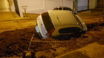 Veículo cai dentro de buraco aberto pela prefeitura
