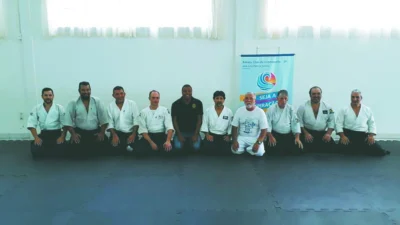 Aulas gratuitas de lutas visam a inclusão social de jovens