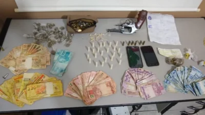 Arma, drogas, dinheiro e três jovens são presos em operação das Polícias Civil e Municipal
