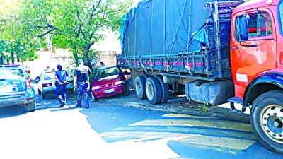 Caminhão desgovernado atinge dois veículos estacionados na Rua Otto Herbst