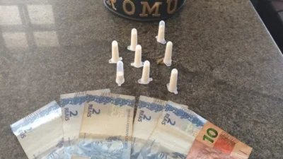 Desempregado é detido com oito pinos de cocaína