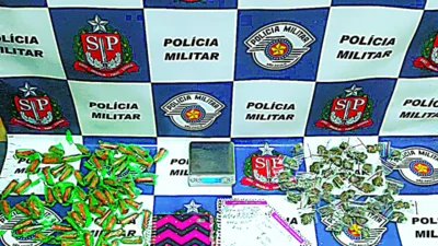 Maconha e cocaína são apreendidas em telhado de residência pela PM