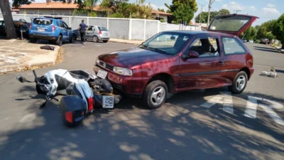 Carro e moto colidem em cruzamento na região central