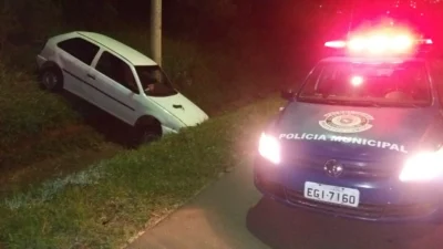 Suspeito se joga do carro em movimento para fugir de abordagem