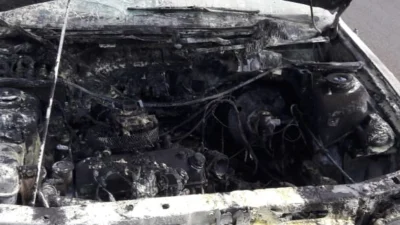 Veículo pega fogo e fica destruído às margens da SP-332 após pane