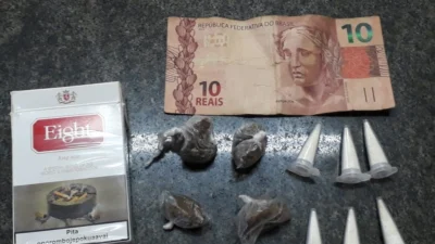 Adolescente tenta esconder drogas em caixa de cigarro