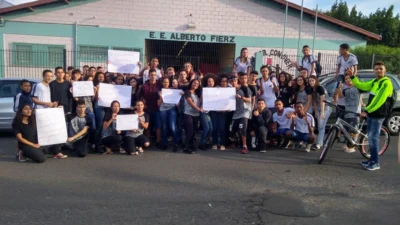 Alunos da rede estadual protestam contra corte de verbas