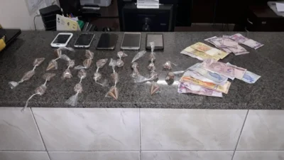 Jovem é apreendido com cinco celulares, dinheiro e drogas na Rua Luís Strazzacappa