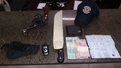 Arma, munições, facão e dinheiro são apreendidos pela GM em veículo suspeito