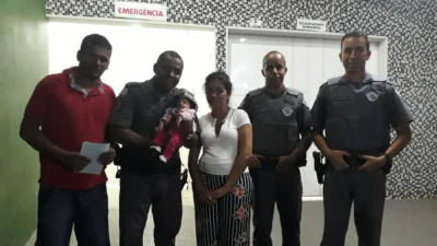 Policiais Militares salvam criança engasgada com leite