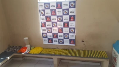 Refinaria de drogas é flagrada pela PM e dois jovens são presos