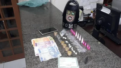 Dois são presos com drogas e dinheiro em residência