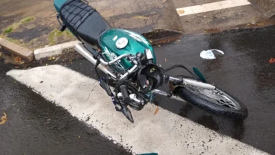 Acidente envolve carro e moto na Avenida Ester
