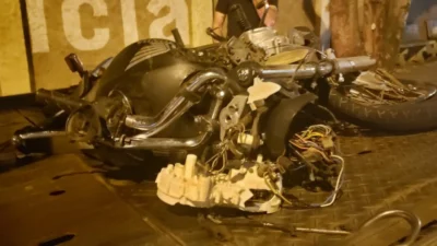 Indivíduos se arriscam em rodovia durante acompanhamento da PM e caem da moto