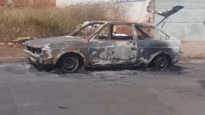 Veículo é encontrado incendiado na Rua Limeira