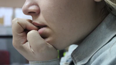 Roer unhas pode causar impactos à saúde bucal