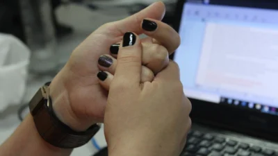 Estalar coluna, dedos e articulações faz mal?