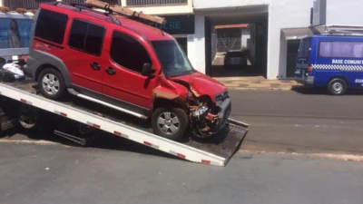 Veículo desengatado desce a Rua Campinas e ocasiona colisão contra prédio