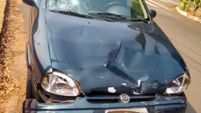 Carro e moto colidem deixando um dos motoristas gravemente ferido