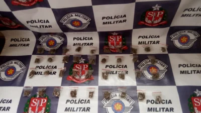 Casal é abordado pela PM e jovem tenta fugir com sacola de entorpecentes