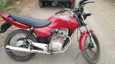 Moto roubada à mão armada é recuperada um dia depois