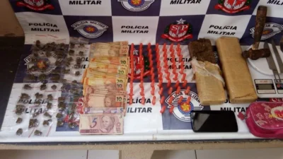 Drogas e dinheiro são apreendidos pela PM no Recanto dos Colibris