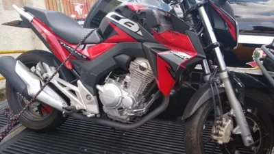 Motociclista colide após empreender fuga da GM